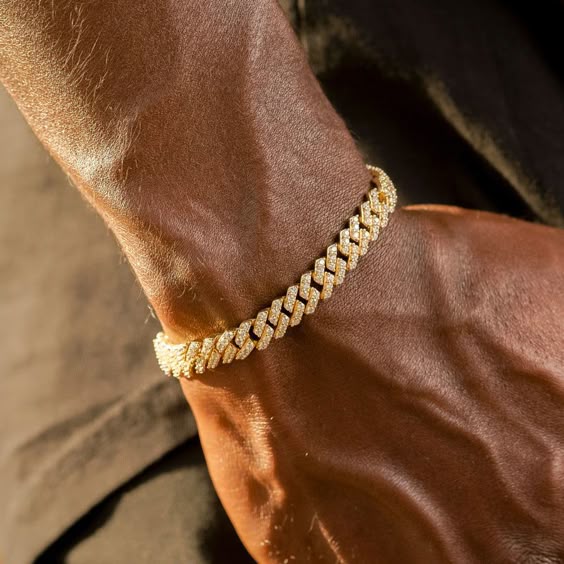 Men's chunky gold cuban link bracelet on wrist