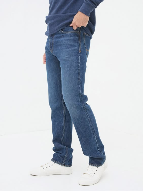  Men wearing regular fit blue jeans casual look